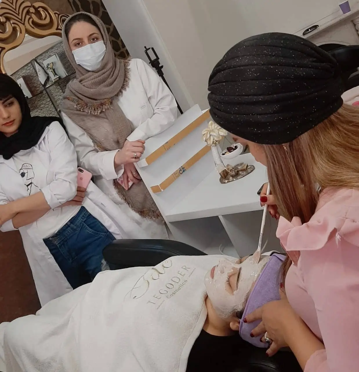 پاکسازی پوست سودابه بیطرفان